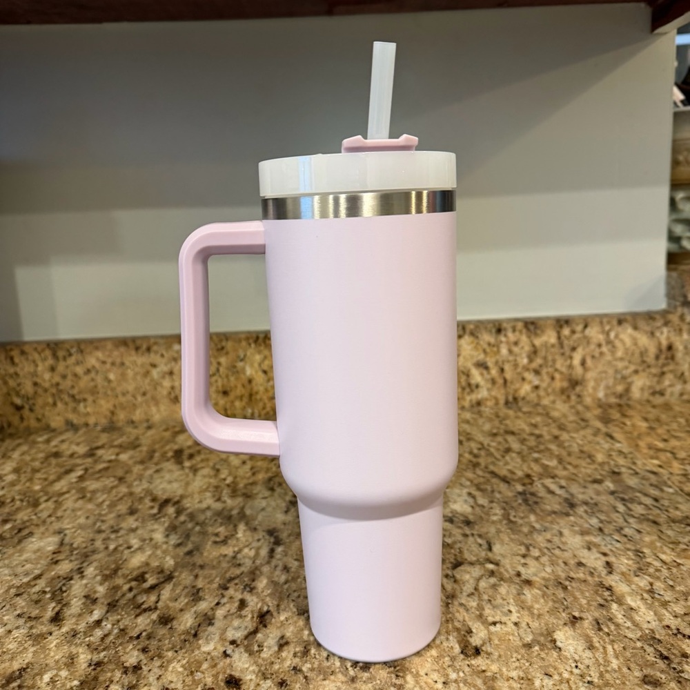 Stanley The Flowstate Quencher H2.0 40oz Tumbler in Light Purple Lilac Travel - Picture 8 of 9